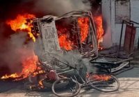 मुंगेर में पुलिस के खिलाफ आगजनी तोड़फोड़, हटाए गए डीएम राजेश मीणा और एसपी लिपि सिंह
