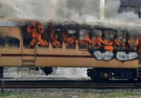 बिहार में रेलवे परीक्षार्थियों का आंदोलन हुआ हिंसक, गया में खड़ी ट्रेन आग के हवाले, कई जिलों में हंगामा, रेलवे ने परीक्षा स्थगित की, बनाई कमेटी