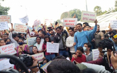 बीपीएससी पीटी रिजल्ट से गुस्साए अभ्यर्थी आंदोलन करते हुए मुख्यमंत्री आवास तक पहुंचे, लाठीचार्ज
