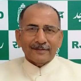 पुराने नियम के आधार पर लाइब्रेरियन की बहाली की मांग